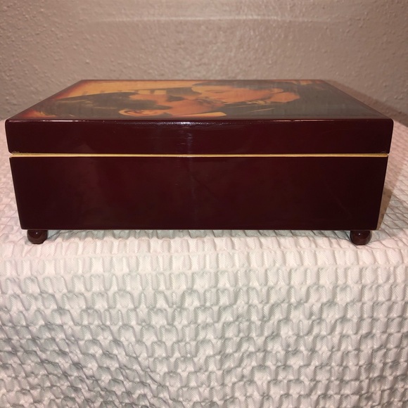 ANTIQUE GONE WITH THE WIND MUSIC BOX 7”3/4” X 6” X 2 1/2 Plays perfectly $ 50.00 - Picture 8 of 10